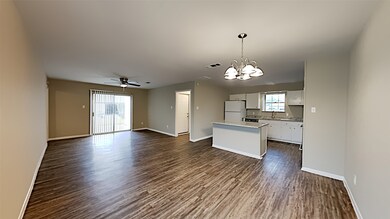 387 Merriwether Dr, Alvin, TX 77511 - photo 5