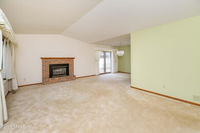 4606 Belmont Rd, Grand Forks, ND 58201 - photo 5