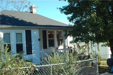 Cottage style home in a quiet neighborhood, Walking distance to lake and restaurants.