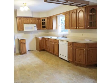 130 Woodview Dr, Cortland, OH 44410 - photo 4