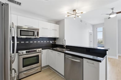 Kitchen with appliances with stainless steel fini