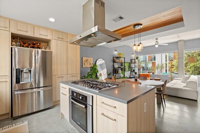 Kitchen with appliances with stainless steel fini