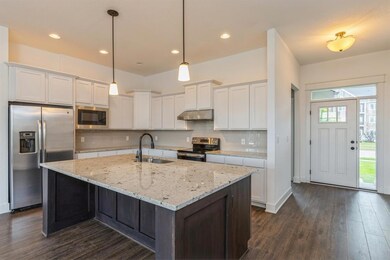 14311 Holcomb Ave, Urbandale, IA 50323 - photo 4