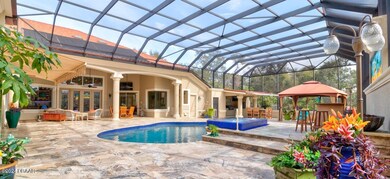 Resort-style Lanai & Pool