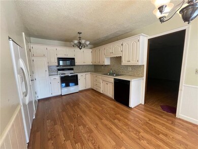 817 NW 13th St, Blue Springs, MO 64015 - photo 6