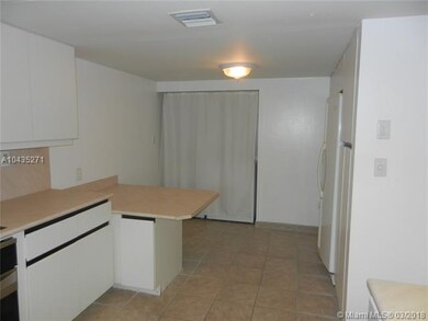 Kitchen w/pantry, W/D