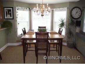 Dining area w/bay window!