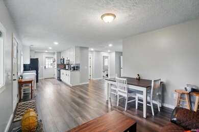 202 E Pickwick Dr, Syracuse, IN 46567 - photo 5