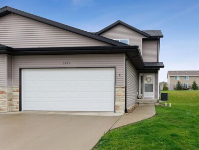 3221 Breyer St SW unit B, Cedar Rapids, IA 52404 - photo 2