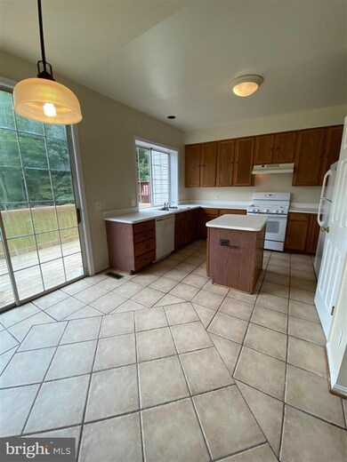 16889 Jed Forest Ln, Woodbridge, VA 22191 - photo 3