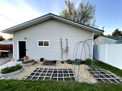 GARAGE & GARDEN
