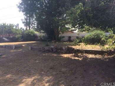 Very large backyard. Great for entertaining!!