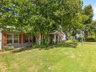 608 W Columbia St, Weatherford, TX 76086 - photo 2