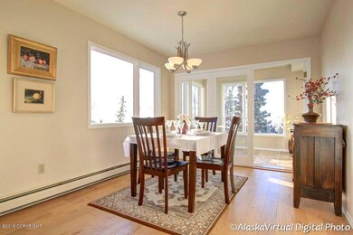 formal dining room w door to solarium