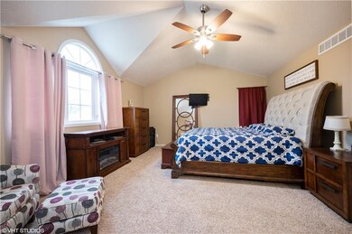 MASSIVE MBR with vault, en suite and WI Closet