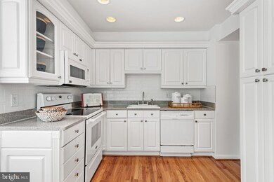 1335 Chetworth Ct, Alexandria, VA 22314 - photo 5