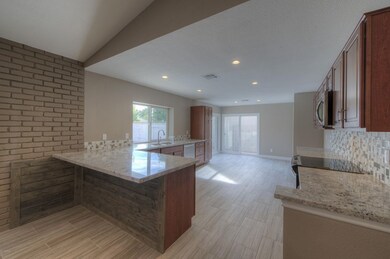 005_Breakfast Bar ~ Kitchen