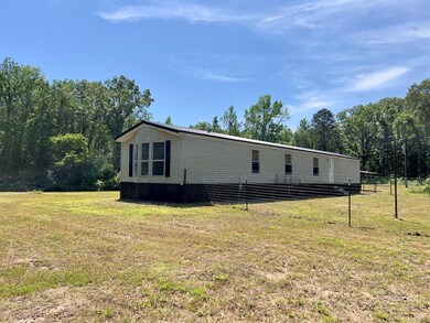 Manufactured / mobile home with fence and a front 