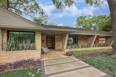 1401 Huge Oaks St, Houston, TX 77055 - photo 2