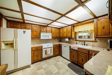 1212 N Miller Dr, Claremore, OK 74017 - photo 6