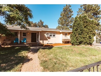 705 E 17th St, the Dalles, OR 97058 - photo 3