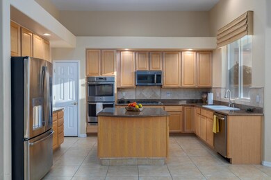 Open Kitchen w Island