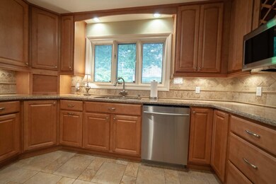 Gas cooking, open kitchen, good size breakfast are
