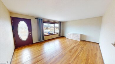 28970 Sherbrook Dr, Wickliffe, OH 44092 - photo 3