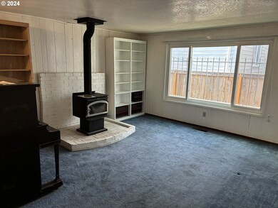 Living Room/Entrance