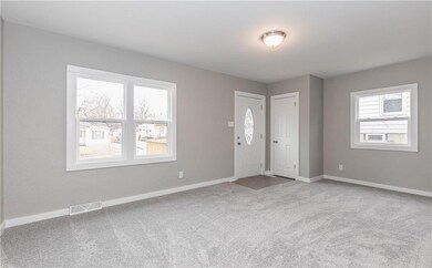 1253 E 33rd Ct, Des Moines, IA 50317 - photo 2