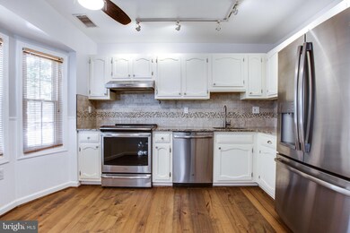 9808 Oakdale Woods Ct, Vienna, VA 22181 - photo 7