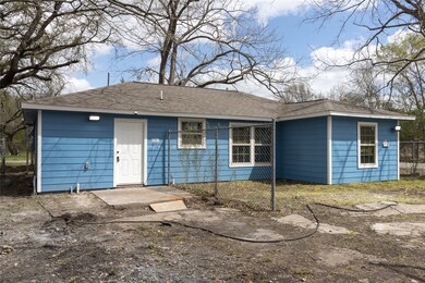 The back of the main home. Communicating yard with the garrage apartment.