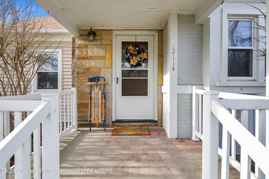 2114 Roberts Ln, Lansing, MI 48910 - photo 5