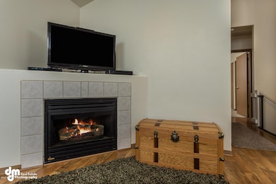 4040 Lakeridge Ct. Living Room