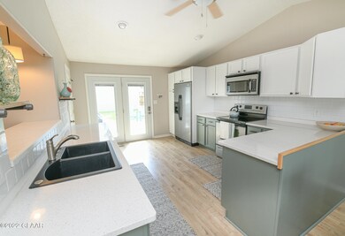 1211 S 19th St, Grand Forks, ND 58201 - photo 2