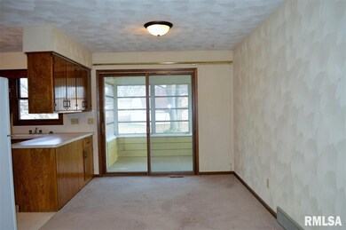 4621 Warren St, Davenport, IA 52806 - photo 7