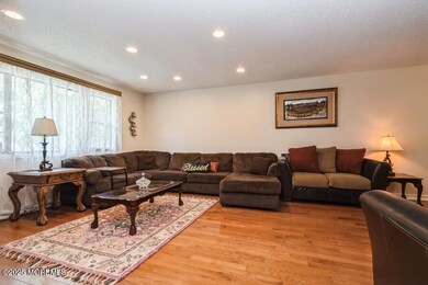 05_56DortmunderDr_10002_LivingRoom_Small