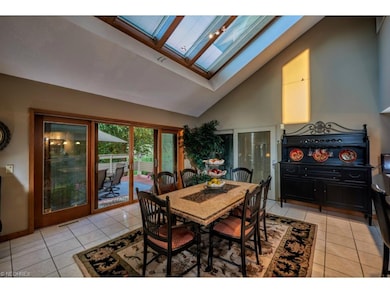 Dinette with access to the deck