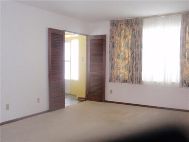 Living room, wall to wall carpet