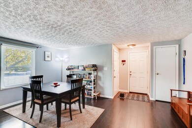 978 Green Trails Ct-large-004-001-Living
