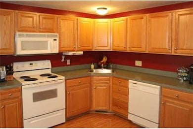 52 Bridle Cross Rd, Fitchburg, MA 01420 - photo 2