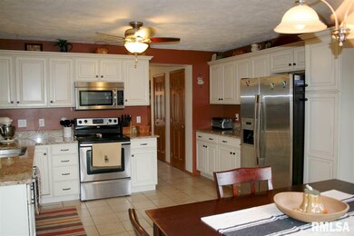 5407 N Castleberry Dr, Peoria, IL 61615 - photo 5