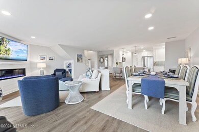 746 Spinnakers - Living Area