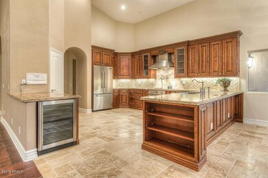 Huge kitchen w/ Viking appliances