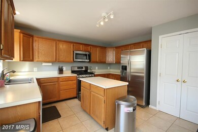 11236 Minstrel Tune Dr, Germantown, MD 20876 - photo 2