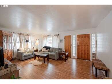 309 W 11th St, the Dalles, OR 97058 - photo 3