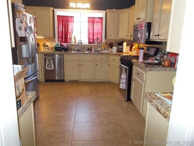 411 E 6th St, Claremore, OK 74017 - photo 2