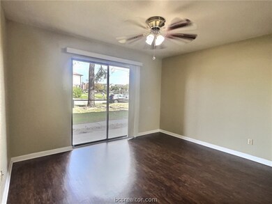 904 University Oaks Blvd unit 5, College Station, TX 77840 - photo 2