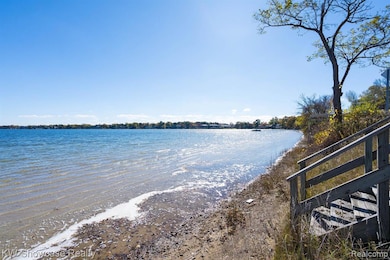 5274 Cooley Lake Rd, Waterford, MI 48327 - photo 4