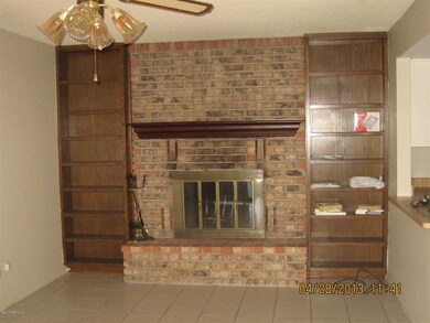 704 N Gentry frt1 004